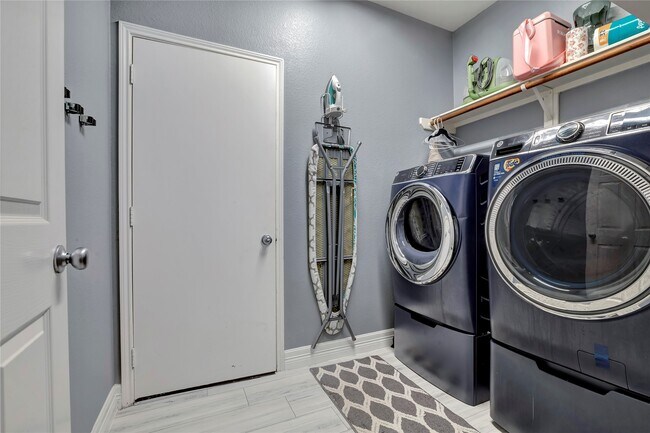 Building Photo - 8602 Briar Oaks Ln