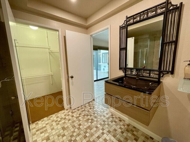 Building Photo - 2353 E Miramonte Cir