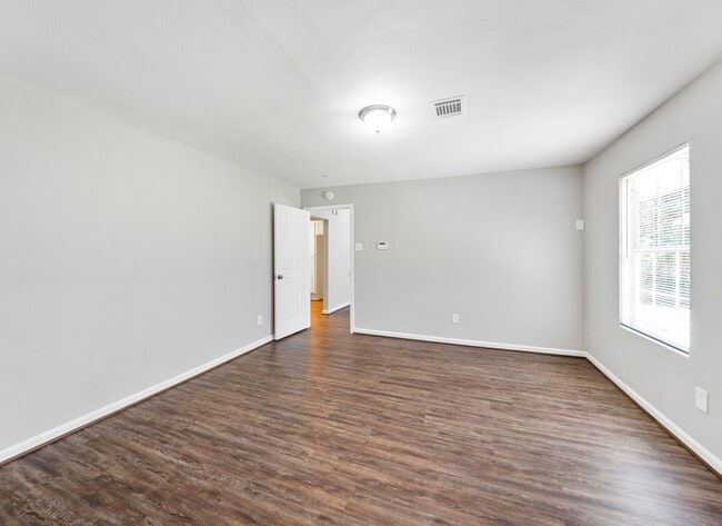 Building Photo - 1411 Pleasantville Dr