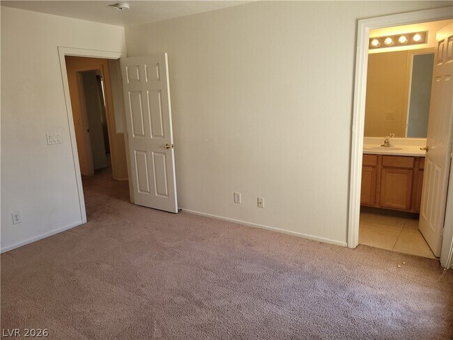 Building Photo - 9275 Hollander Ave