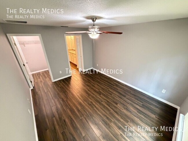 Building Photo - 2615 Fair Oaks Dr