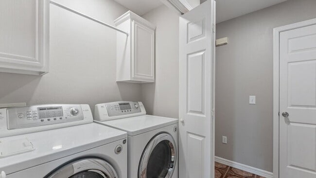 Building Photo - 905 SW Arrowhead Dr