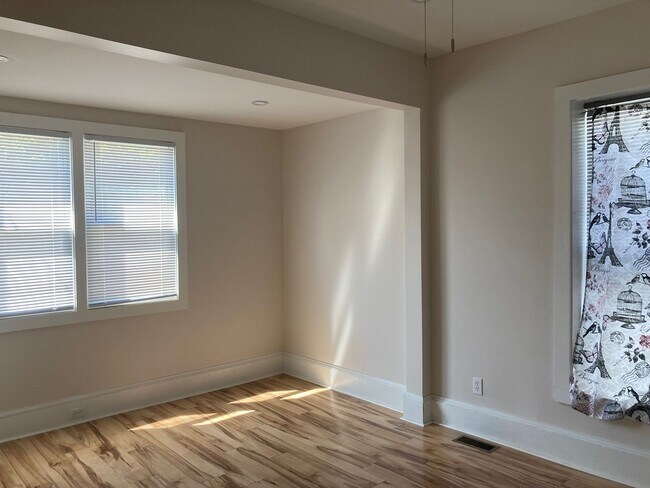 Building Photo - 1332 W 93rd St