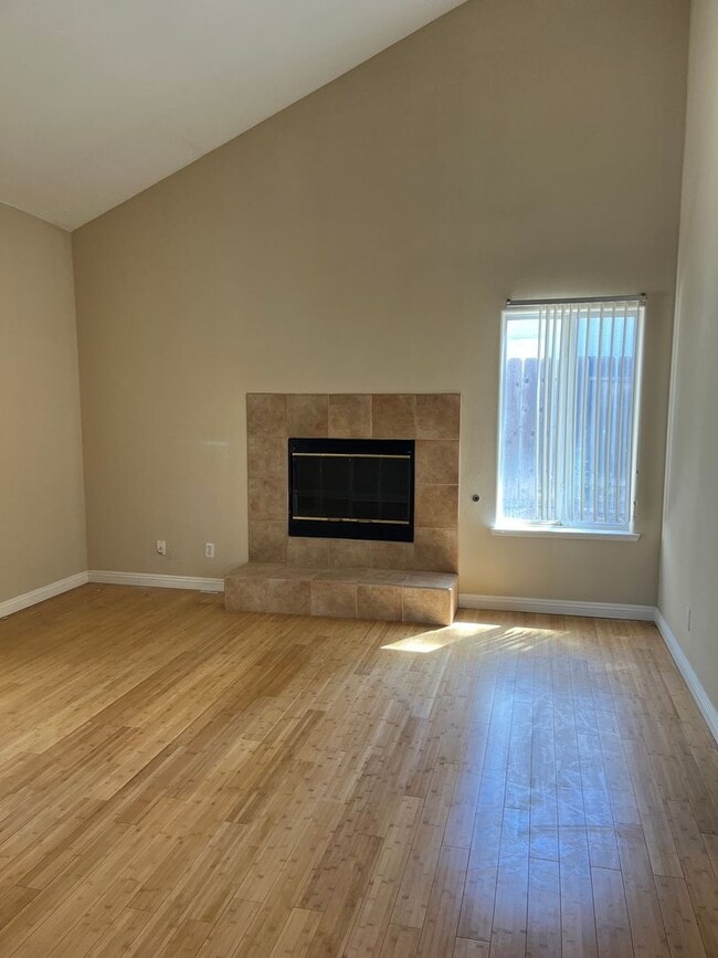 Building Photo - Spacious 3 Bedroom, 2-bathroom Beautiful H...