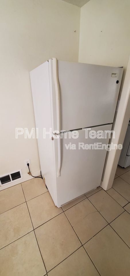 Building Photo - 889 Bel Mar Dr