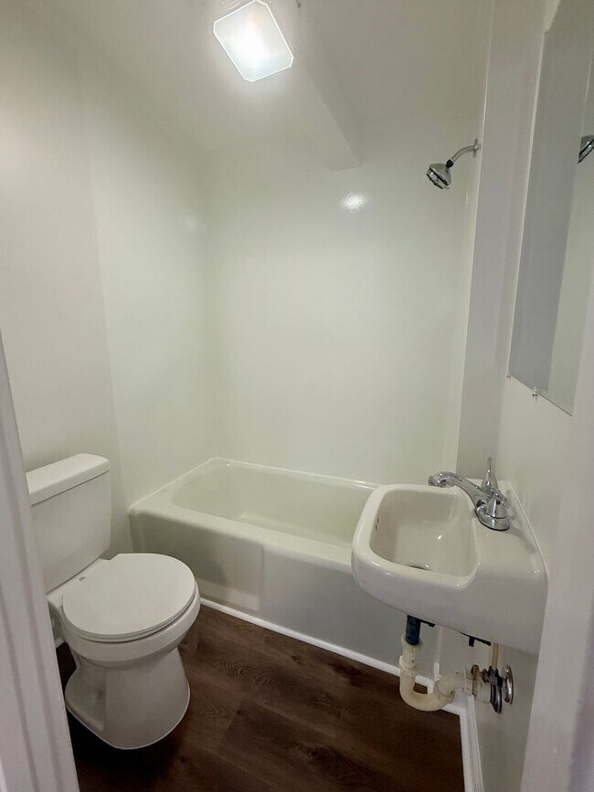 Building Photo - Cozy 1BR • 1BA Home Near Downtown Burlington!
