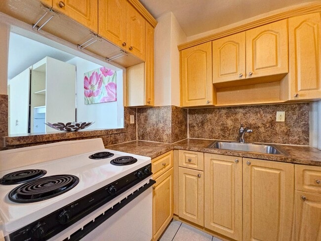 Building Photo - 2899 Collins Ave
