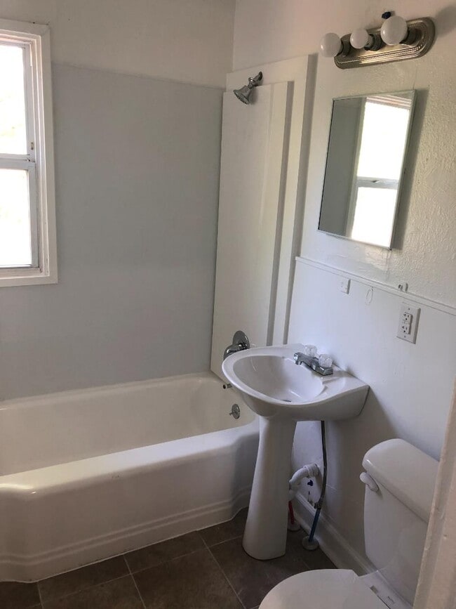 Building Photo - 8 Circle Dr