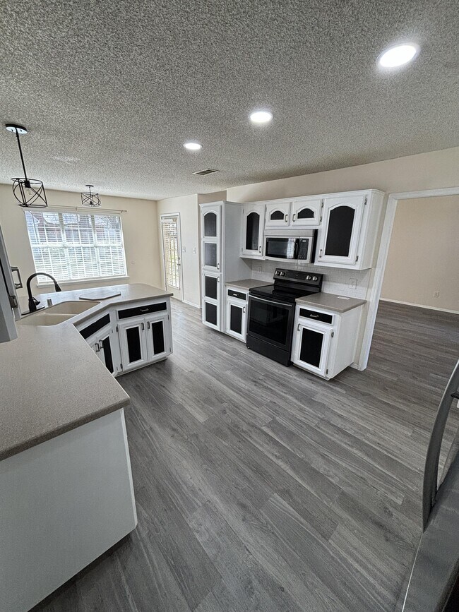 Building Photo - 8812 Skypark Dr