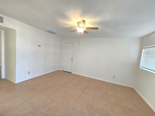 Building Photo - 2 Bed 1 Bath apartment