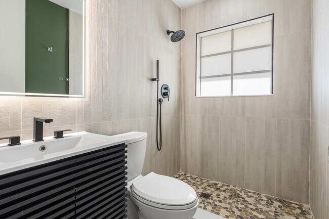 Building Photo - 2330 Lake Ave