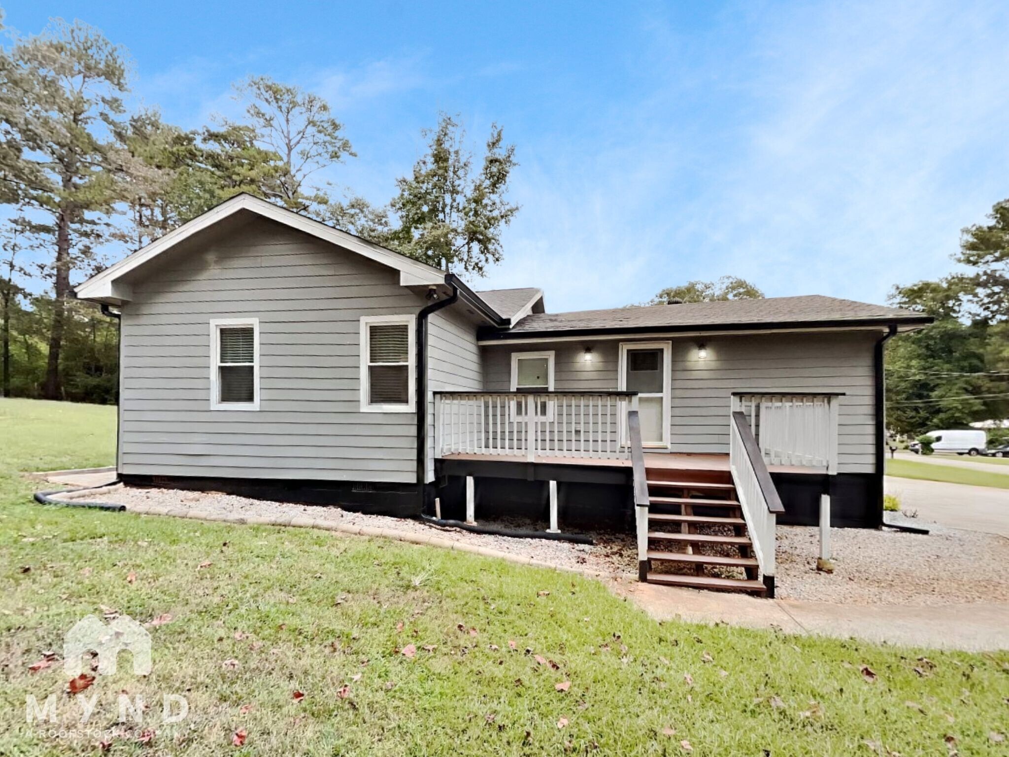 Building Photo - 710 Bluebird Dr SE