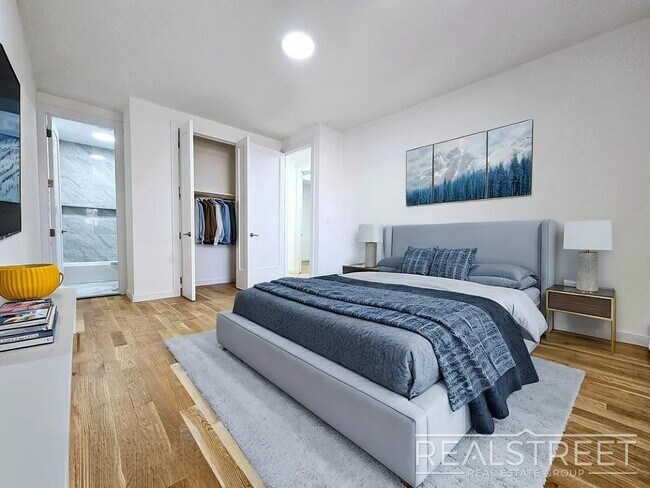 Building Photo - Brand New 4BD/2BA Penthouse with Skylight,...