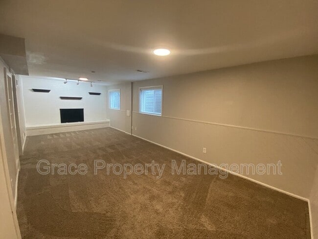 Building Photo - 9371 Bellaire Dr