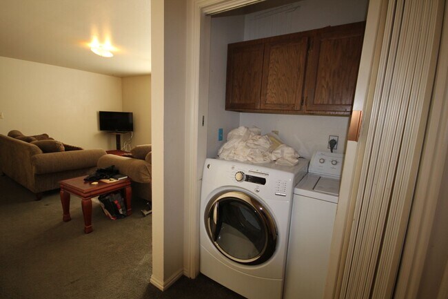 Building Photo - WHOLE APARTMENT available in Wellington 1 for Fall 2026