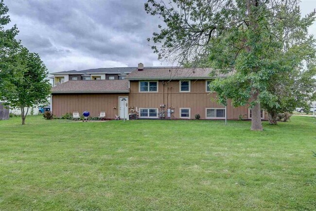 Building Photo - Sun Prairie Duplex