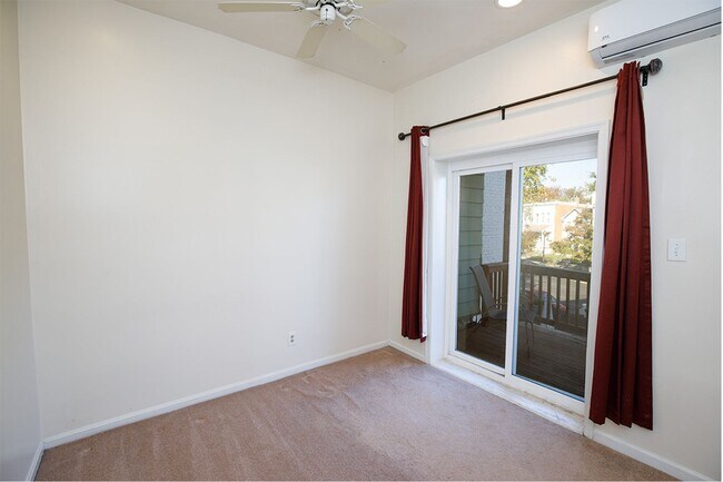 Building Photo - Charming Hill East One Bedroom