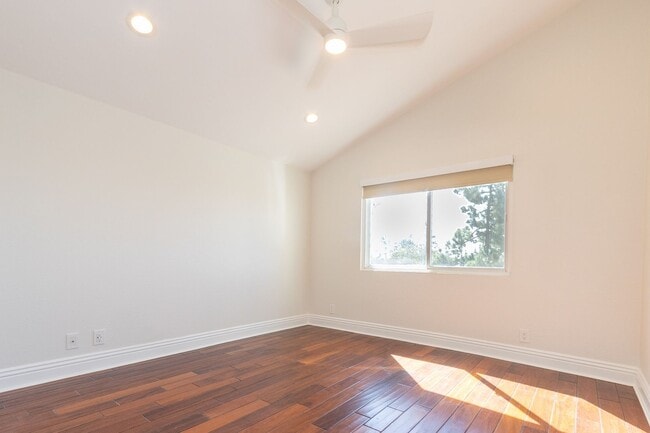 Building Photo - 4 Bedroom / 3 Bathroom Home With Panoramic...