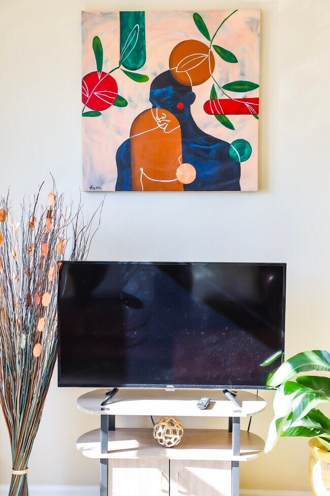 Building Photo - 898 Oak St NW