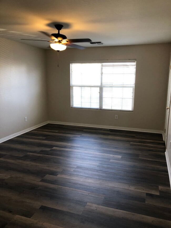 Building Photo - CENTRAL BAKERSFIELD  *FIRST MONTH'S RENT F...