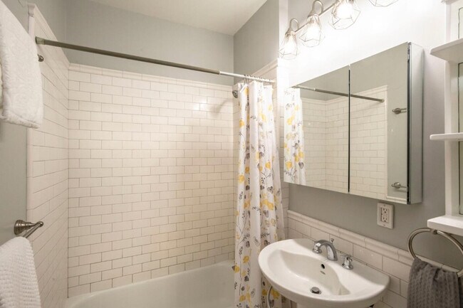 Building Photo - 1081 Pine St