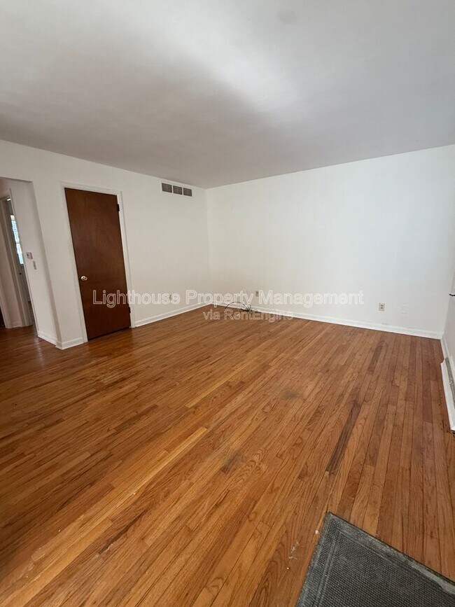 Building Photo - 2118 Woodbine Ave