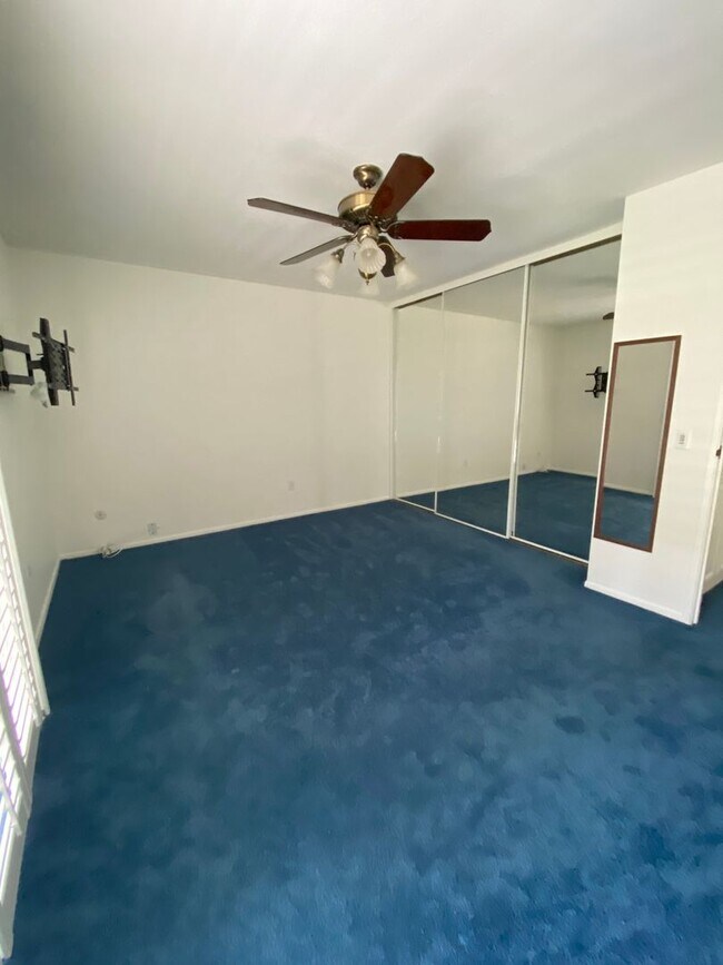 Building Photo - 6954 Viking Ct