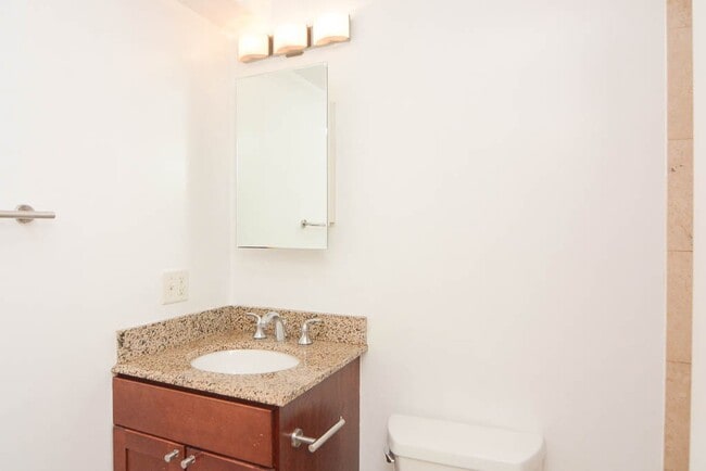Building Photo - 628 W Wrightwood Ave