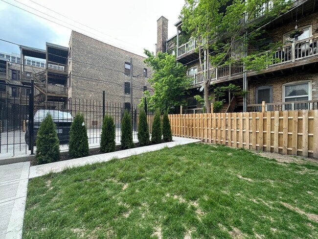 Building Photo - 4338 N Clarendon Ave
