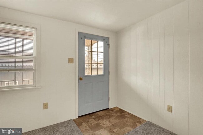 Building Photo - 105 W Main St