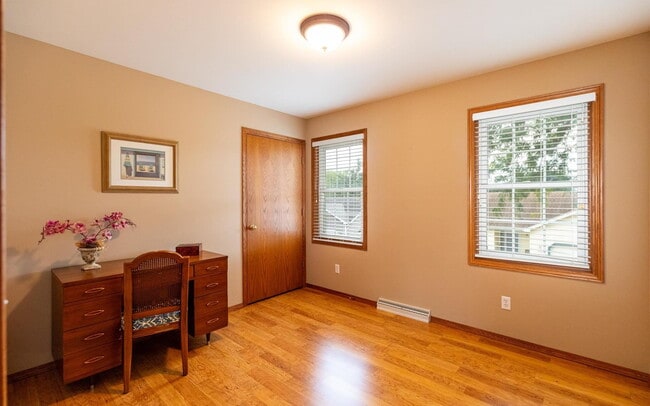 Building Photo - 878 Sky Ridge Dr