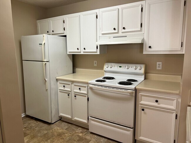 Building Photo - Two bedroom two bath second floor unit