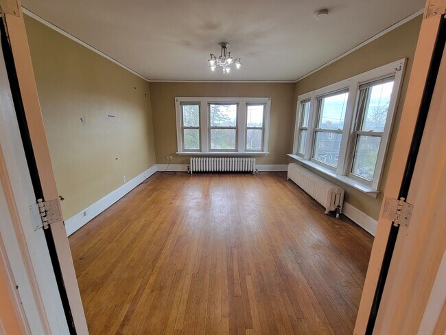 Building Photo - 2002 E 1st St