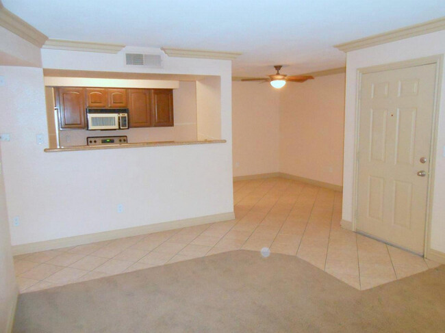 Building Photo - Spacious 1 Bedroom Downstairs Condo in SW ...