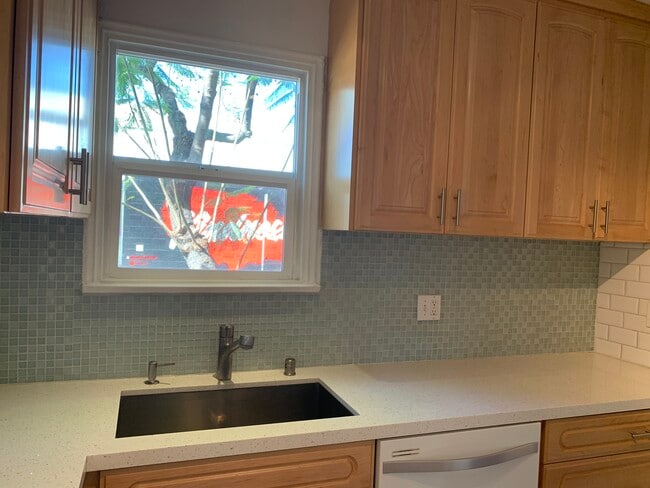 Building Photo - 416 N Doheny Dr