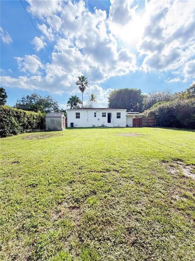 Building Photo - 1075 NE 120th St