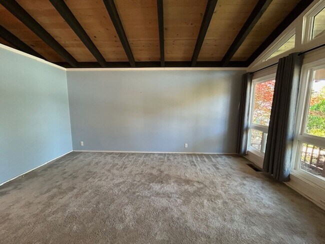 Building Photo - Charming 3bed/2.5Bath  Bennett Valley Home...