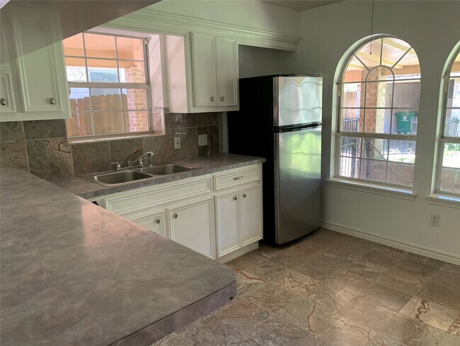 Building Photo - 4722 Woodside St