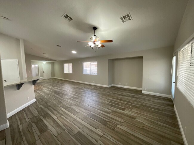 Building Photo - Single story 4br, 2bth, 2cg