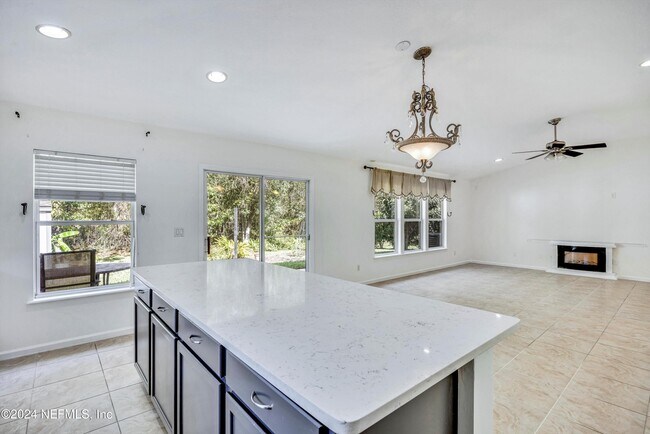 Building Photo - 657 MacKenzie Cir