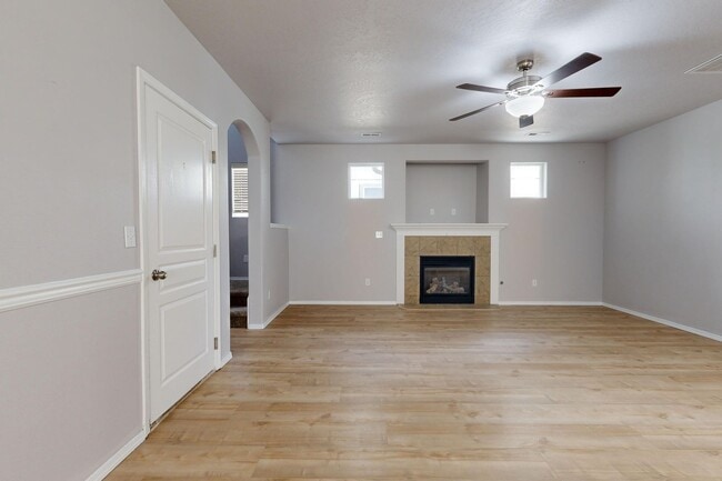 Building Photo - Beautifully maintained 3 bedroom 2.5 bath home