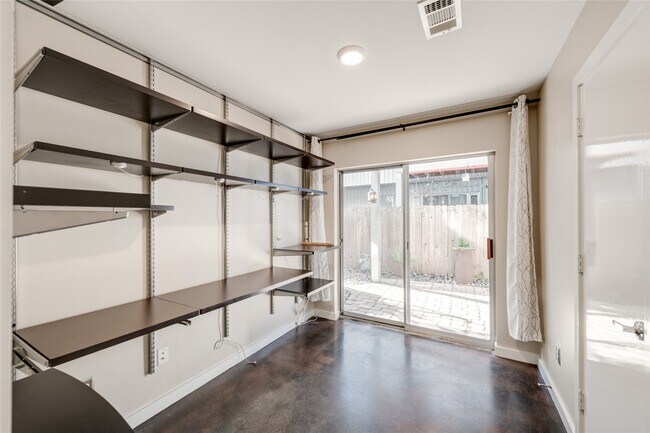 Building Photo - 807 Robin St