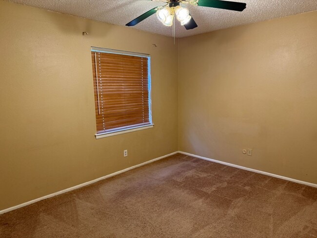 Building Photo - Nice 4 br, 1.75 ba, 2 living areas, 2 car ...