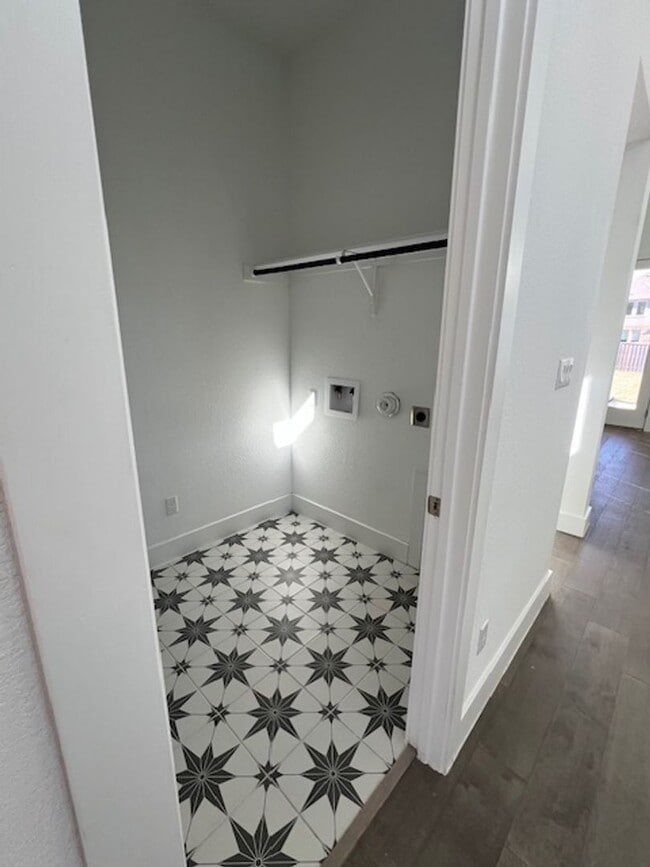 Building Photo - 3 Bdrm, 2 1/2 bath in Parmer Ranch Neighborhood