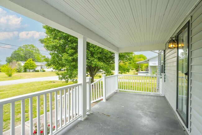 Building Photo - Lovely Home in Old Hickory