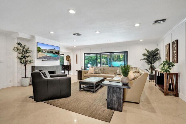 Building Photo - Boca Raton Beautifully Updated 4 Bedroom Pool Home