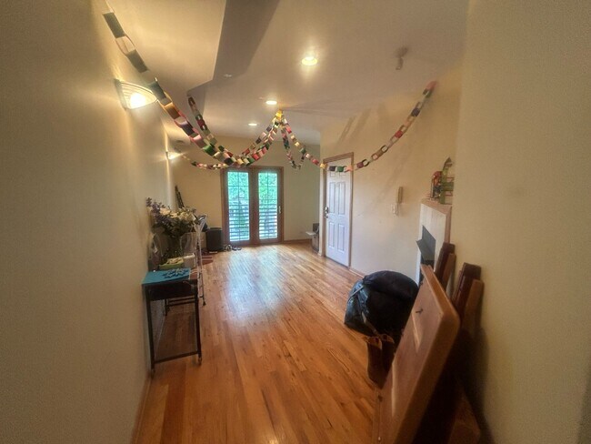 Building Photo - Top Floor Duplex Up, 3bd/2bth with Two Large Private Decks, Avail 8/1
