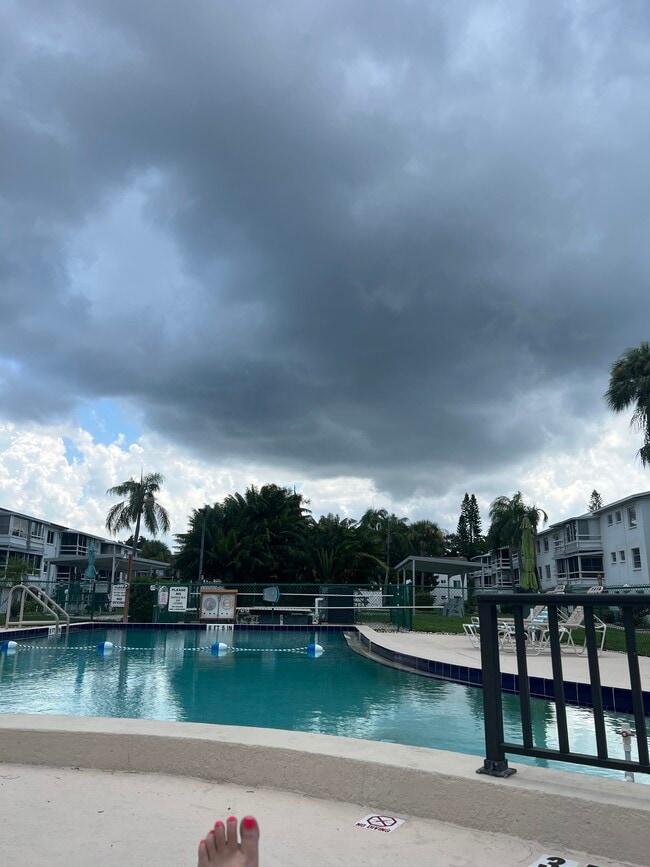 Building Photo - 2041 Sunset Dr