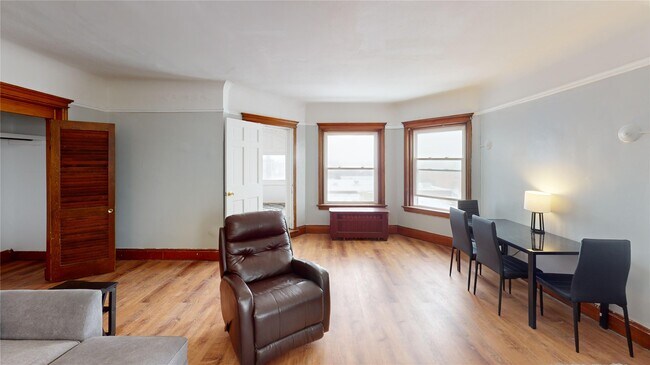 Building Photo - 99 Oak St