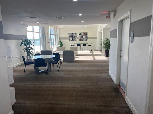 Building Photo - 10350 W Bay Harbor Dr